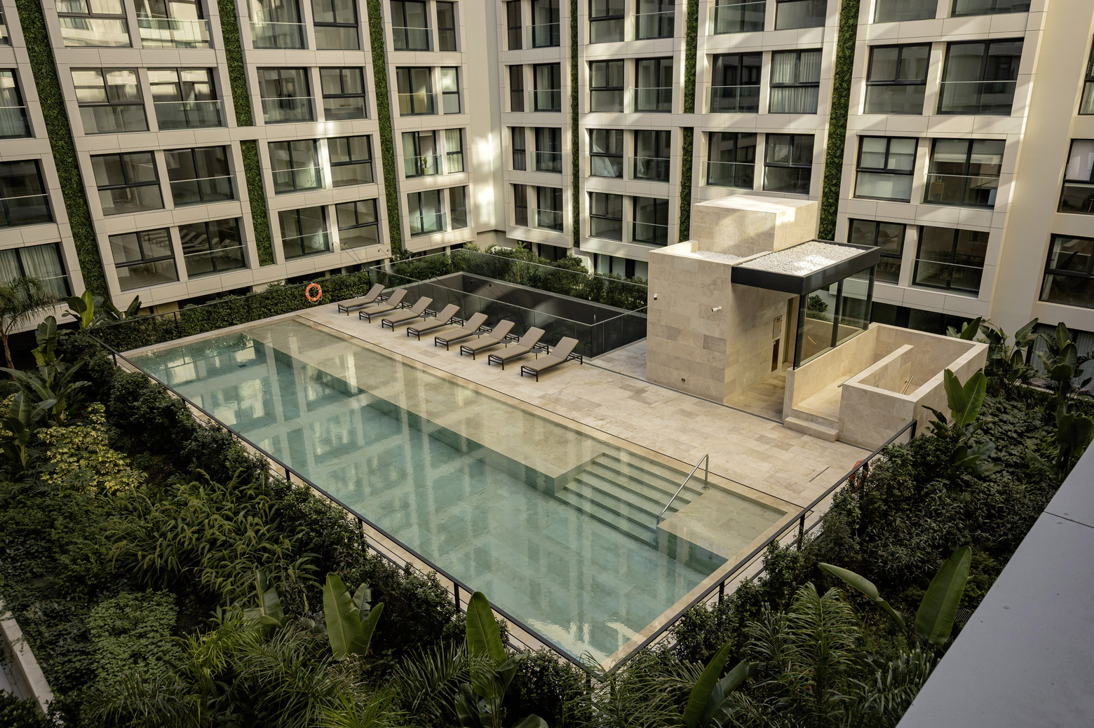 Gran piscina rodeada de vegetación